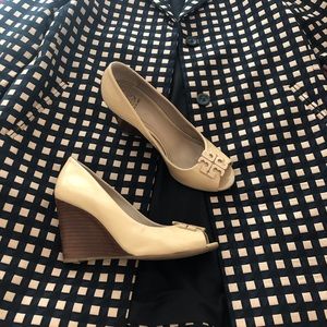 Tory Burch Peep-Toe Wedge in Light Oak size 7